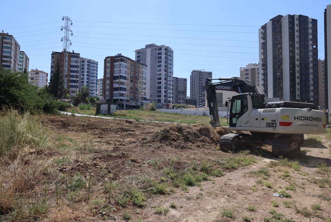 TOROSLAR BELEDİYESİNİN YOL YAPIM VE ÇEVRE DÜZENLEME ÇALIŞMALARI DEVAM EDİYOR