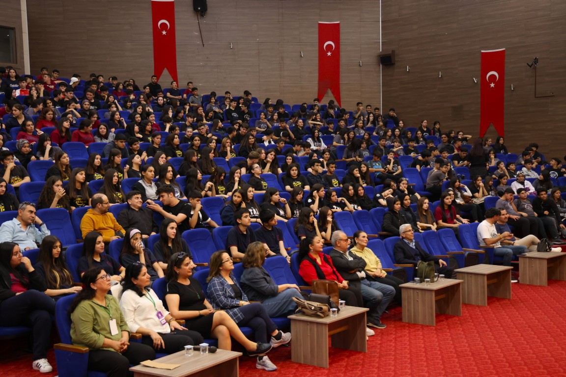 TOROSLAR’DA GENÇLERE DİJİTAL DÜNYADA BİLİNÇLİ BİREY OLMA SEMİNERİ