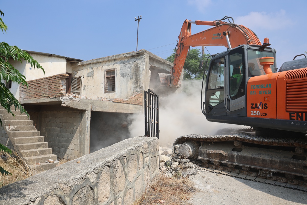 TOROSLAR’DA TEHLİKE OLUŞTURAN METRUK BİNALAR TEK TEK YIKILIYOR - Görsel 2