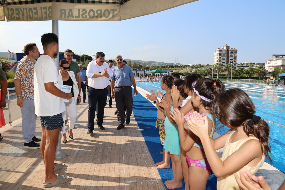 BAŞKAN YILDIZ, YÜZME KURSUNA KATILAN GENÇLERE SERTİFİKALARINI VERDİ