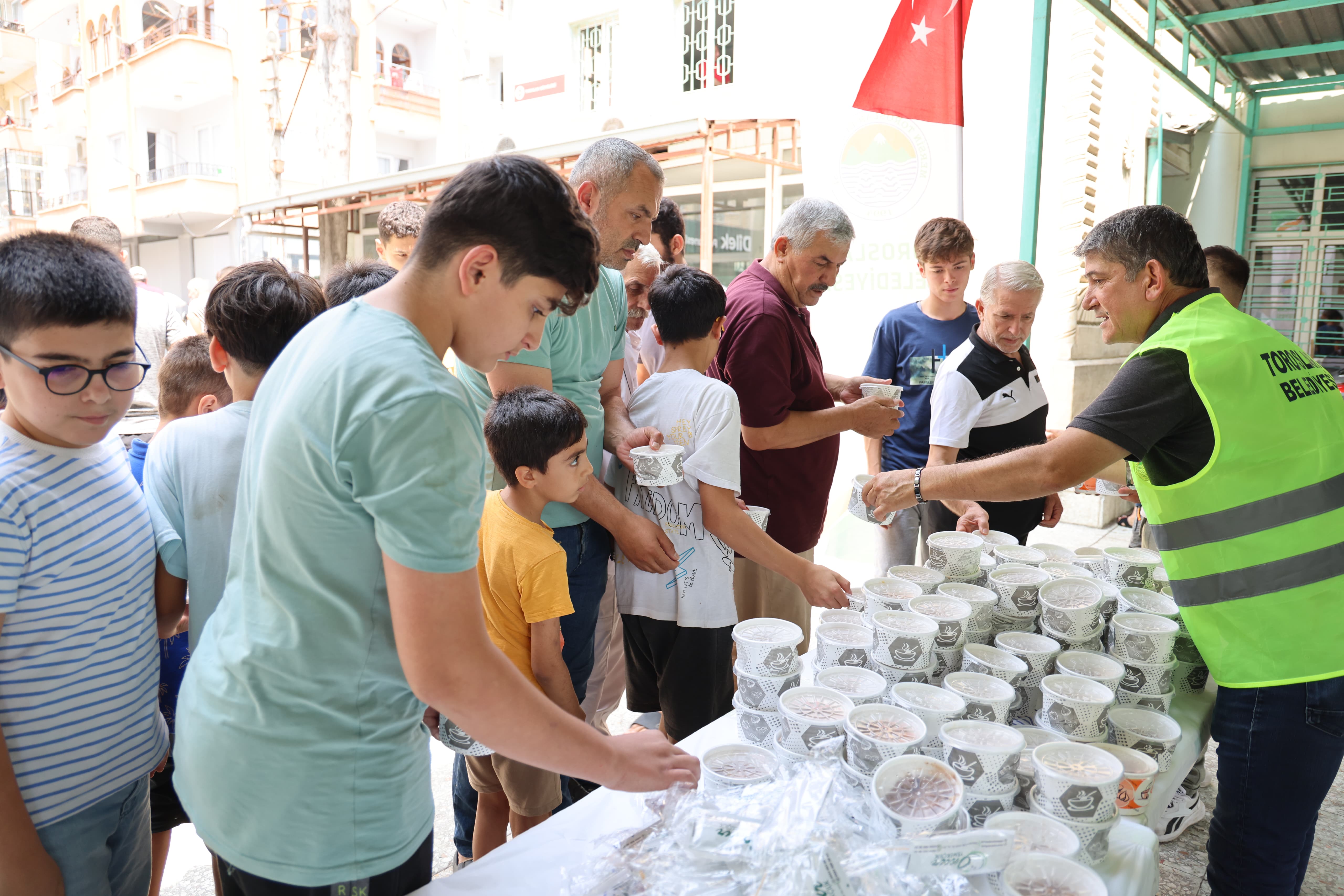 TOROSLAR’DA GELENEKSEL AŞURE İKRAMI YOĞUN İLGİ GÖRDÜ