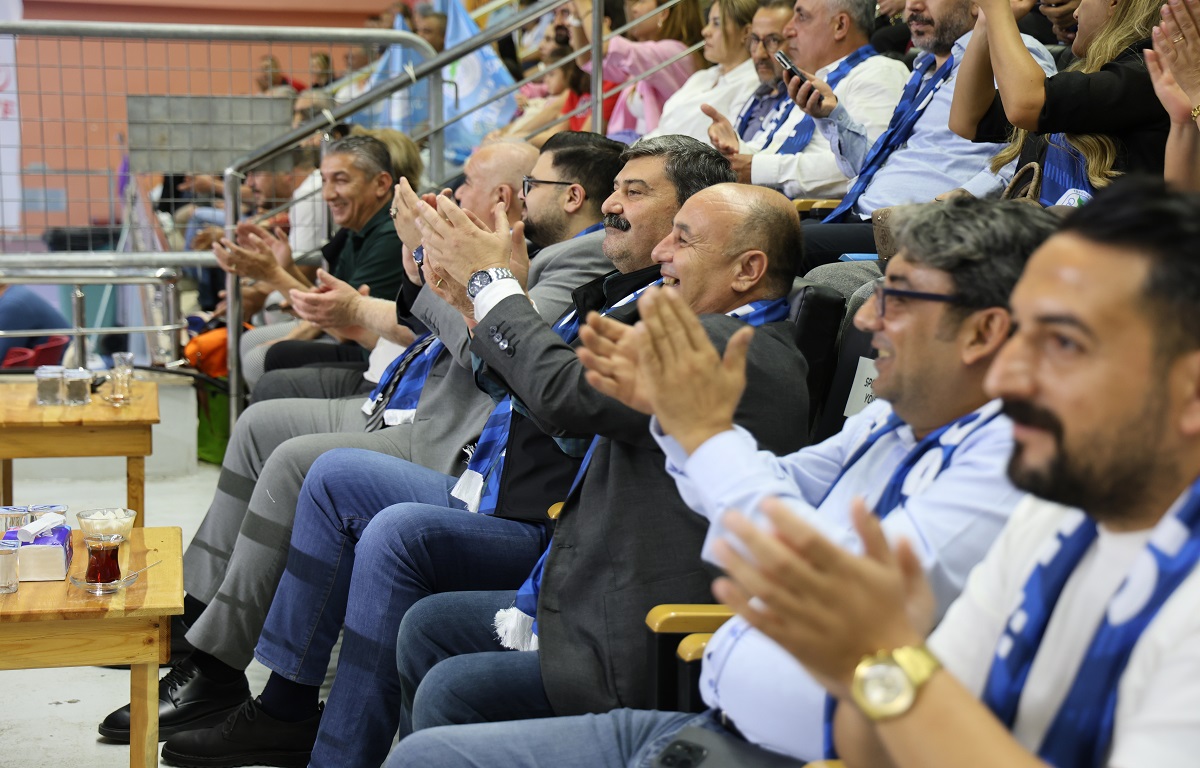 TOROSLAR’IN KADIN VOLEYBOL TAKIMINDAN GALİBİYET SEVİNCİ