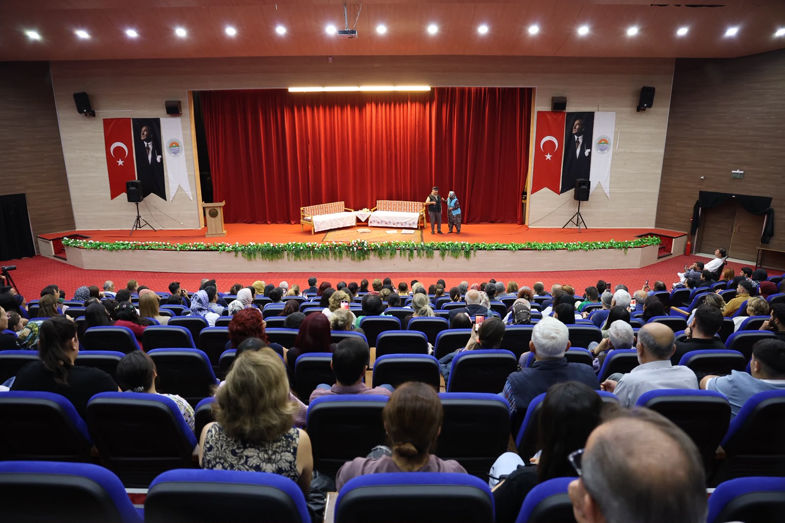 TOROSLAR’DA “ANNE ELİMİ BIRAKMA” TİYATRO OYUNU YÜREKLERE DOKUNDU - Görsel 12
