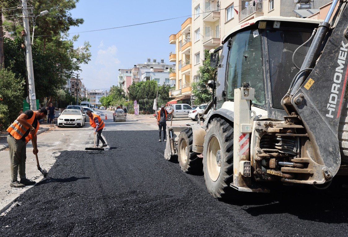 TOROSLAR BELEDİYESİ, İLÇENİN DÖRT BİR YANINDA YOLLARI YENİLİYOR