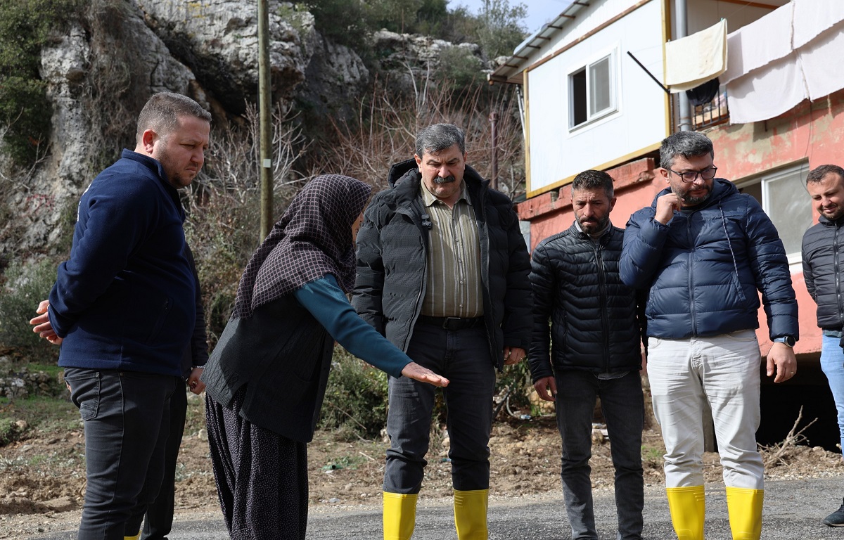 TOROSLAR BELEDİYESİ SAĞANAK YAĞIŞIN İZLERİNİ SİLMEK İÇİN 7/24 ÇALIŞIYOR