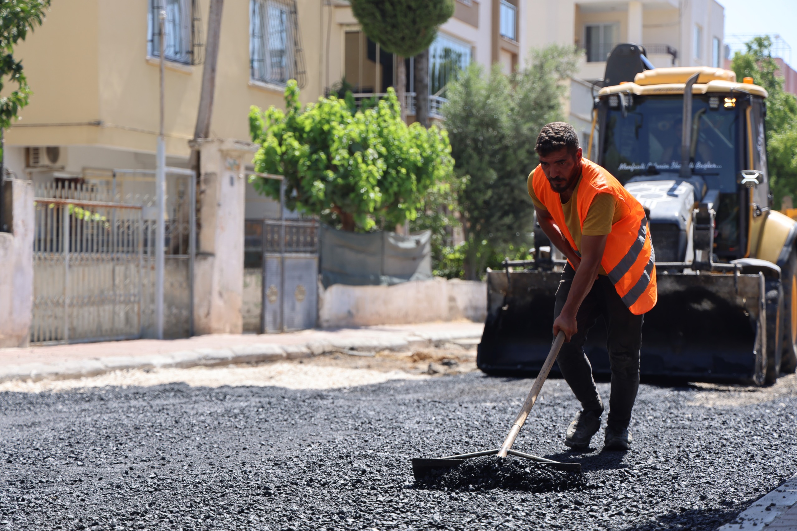 TOROSLAR’DA ASFALT BAKIM VE YENİLEME ÇALIŞMALARI HIZ KESMİYOR