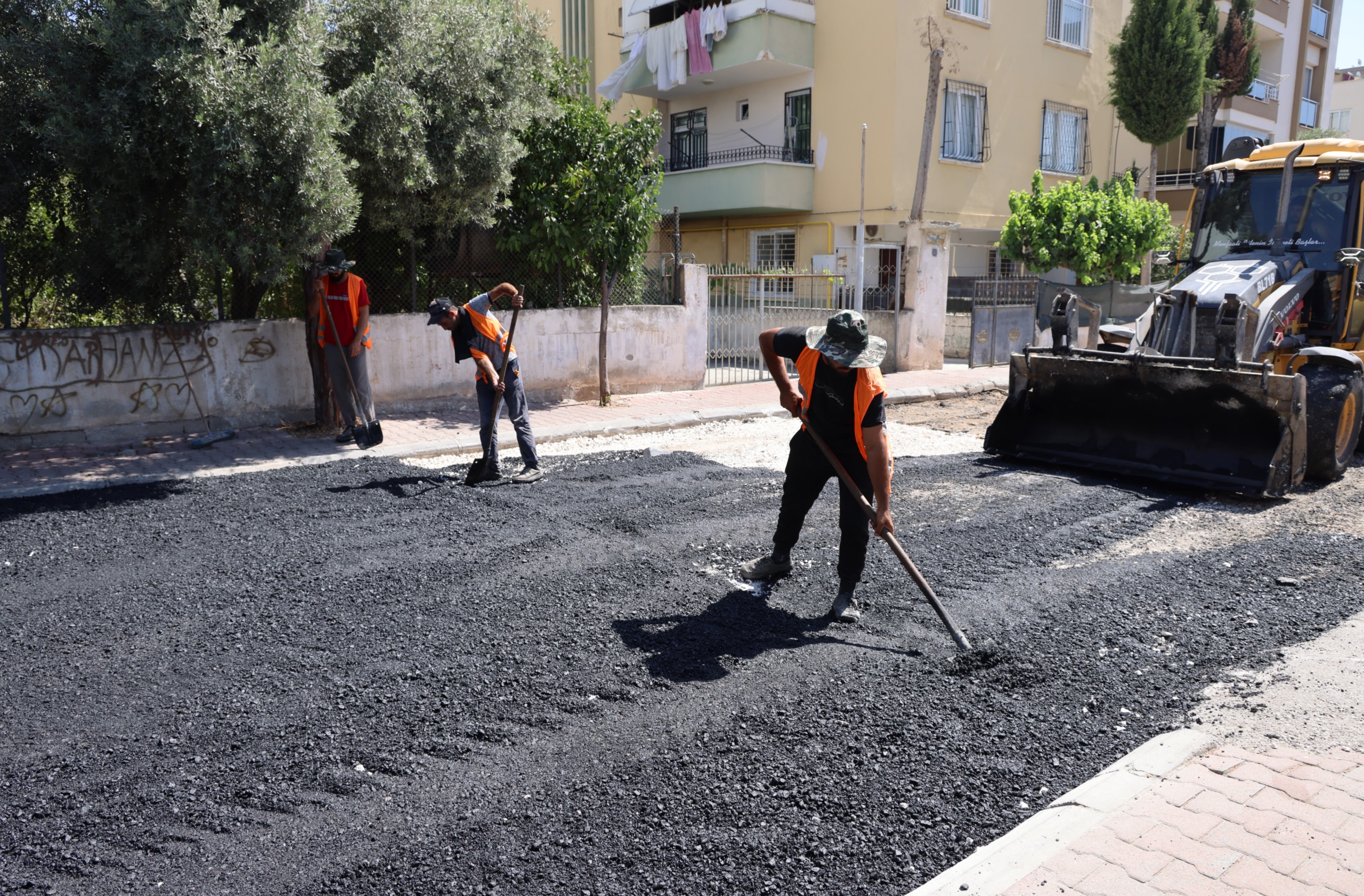 TOROSLAR’DA ASFALT BAKIM VE YENİLEME ÇALIŞMALARI HIZ KESMİYOR