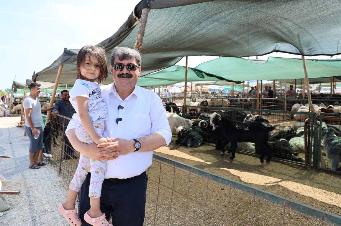 BAŞKAN YILDIZ KURBAN SATIŞ ALANINI ZİYARET ETTİ
