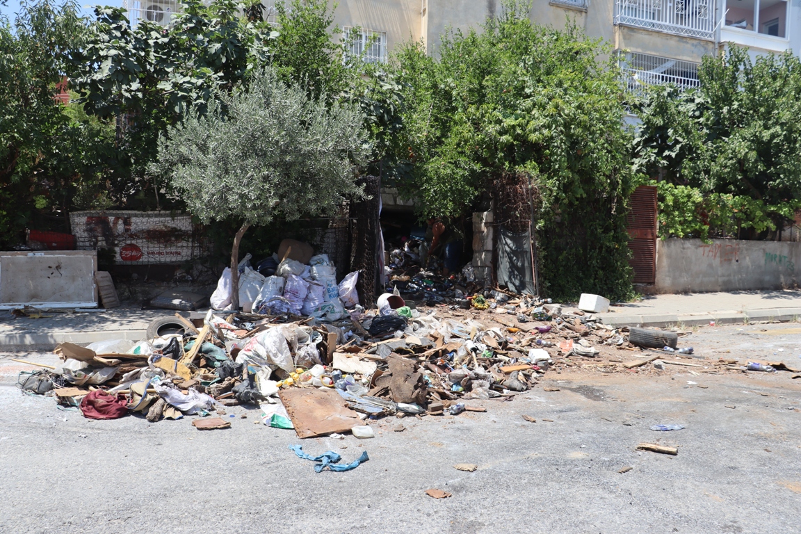 TOROSLAR BELEDİYESİ, ÇÖP EVDEN 7 KAMYON ATIK ÇIKARDI