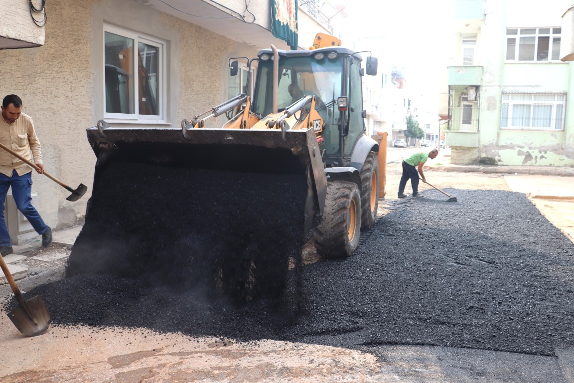 TOROSLAR’DA YOL ASFALT BAKIM ÇALIŞMALARI DEVAM EDİYOR