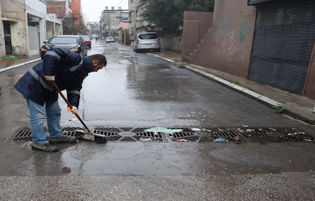 TOROSLAR BELEDİYESİ ŞİDDETLİ YAĞIŞLARA KARŞI SAHADA: MAZGALLAR TEK TEK TEMİZLENİYOR