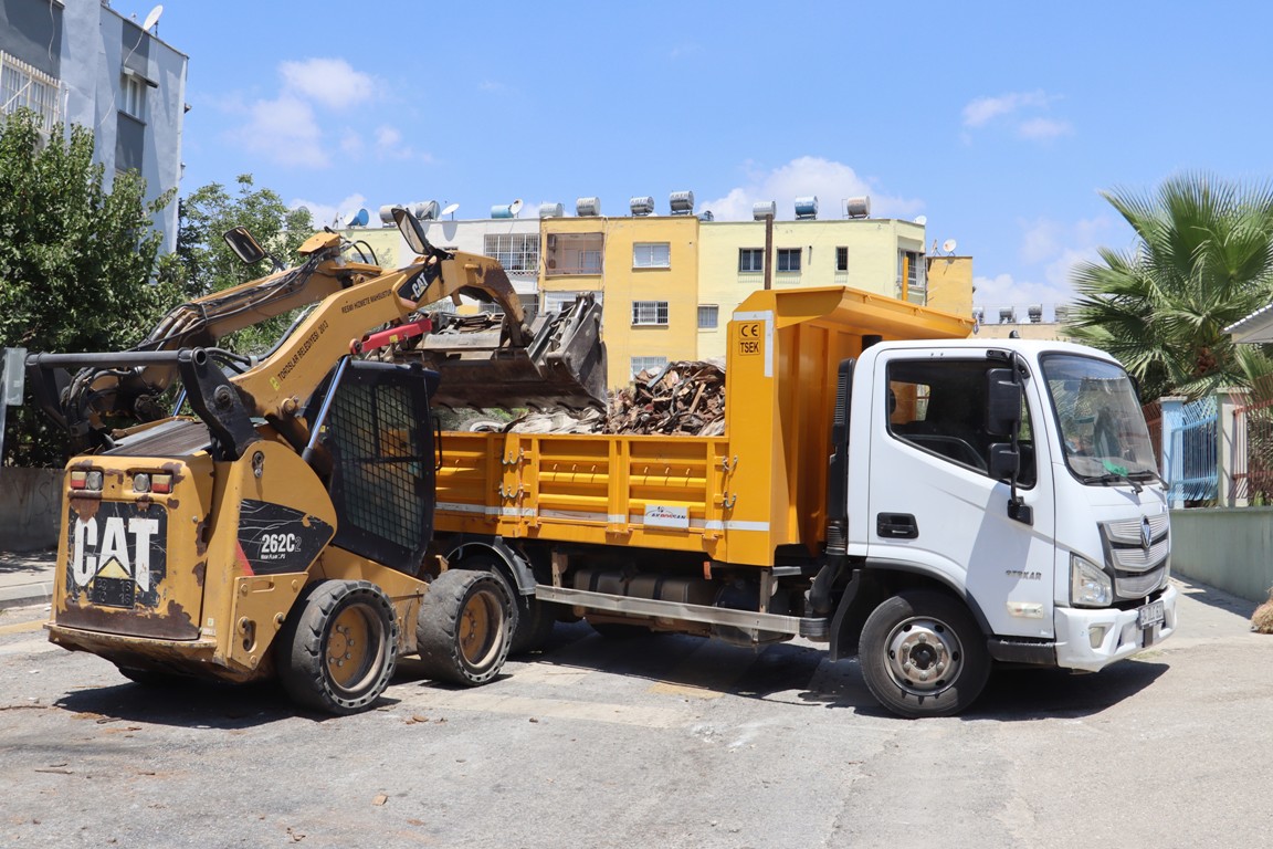 TOROSLAR BELEDİYESİ, ÇÖP EVDEN 7 KAMYON ATIK ÇIKARDI