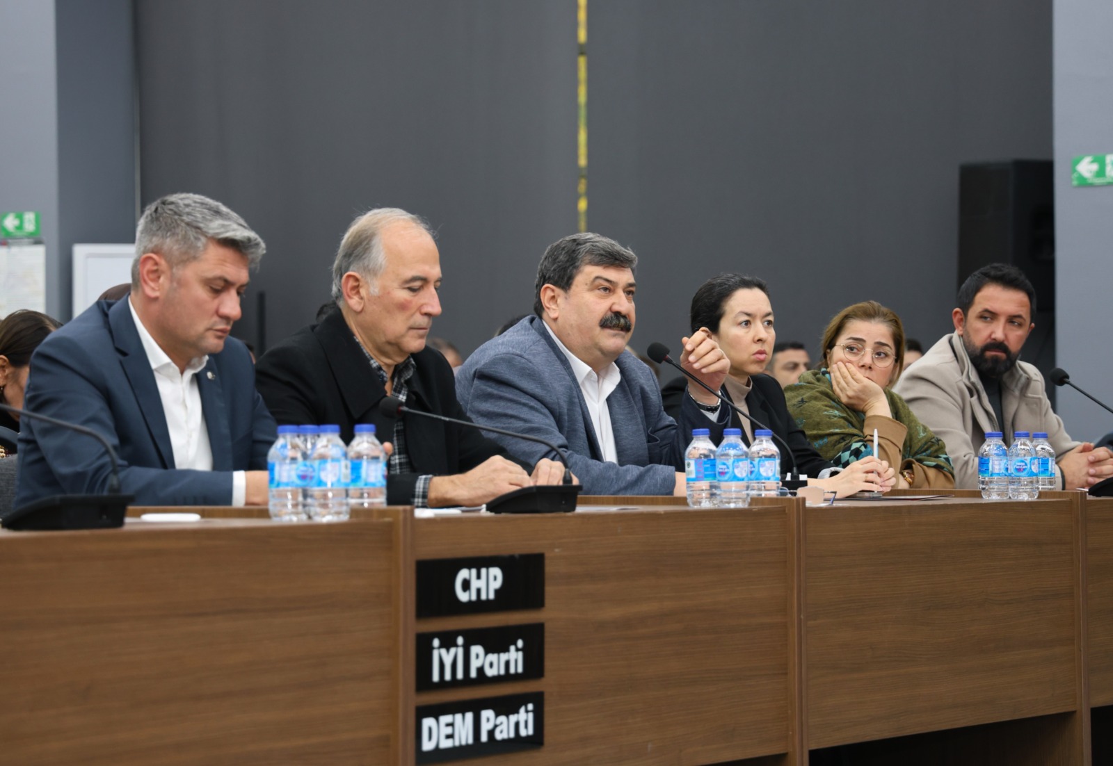 “BELEDİYELERİ KİLİTLEMEK HALKI CEZALANDIRMAK OLUR”