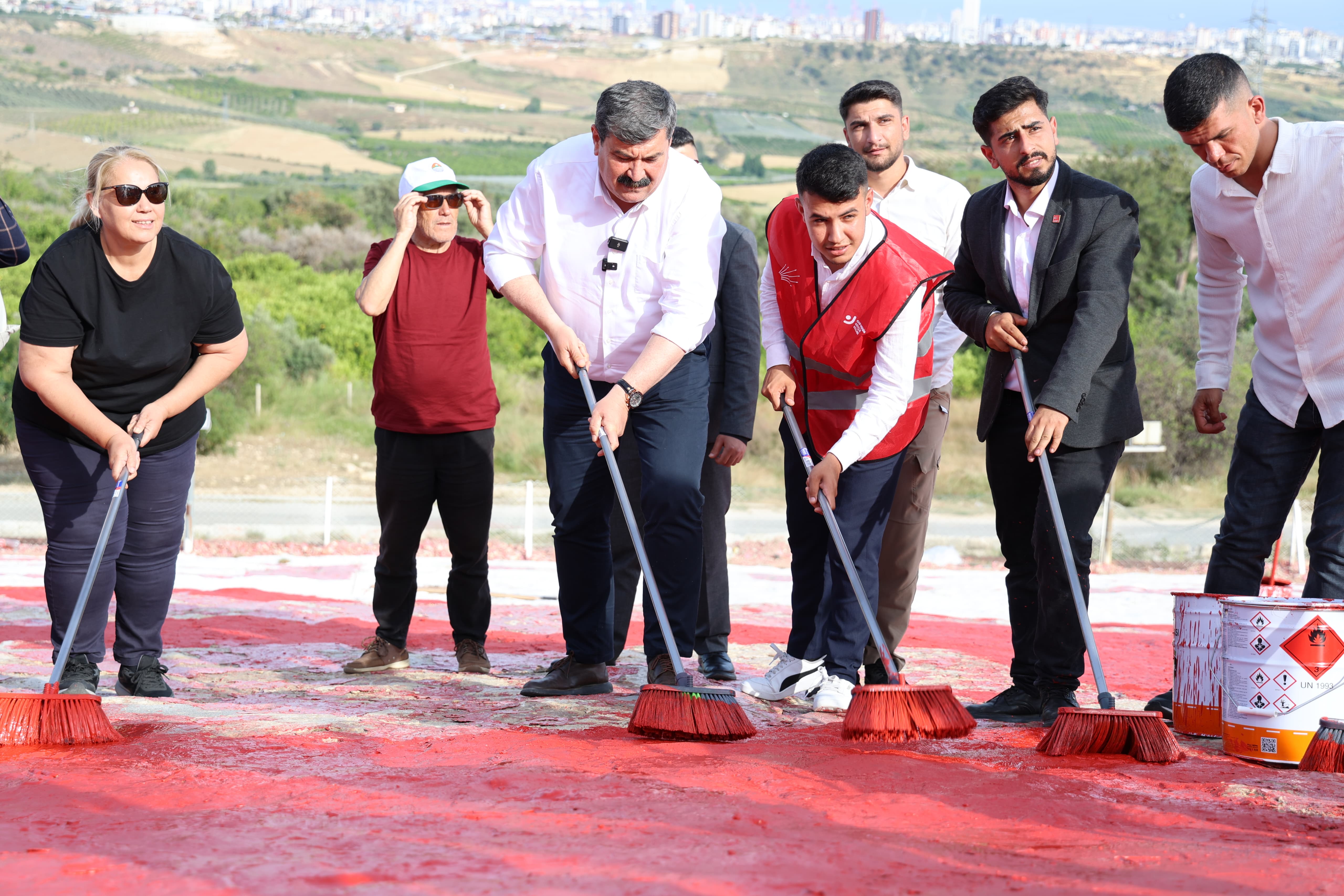 BAŞKAN YILDIZ, KENTİN SİMGESİ OLAN AY YILDIZLI TÜRK BAYRAĞI’NI GENÇLERLE BOYADI
