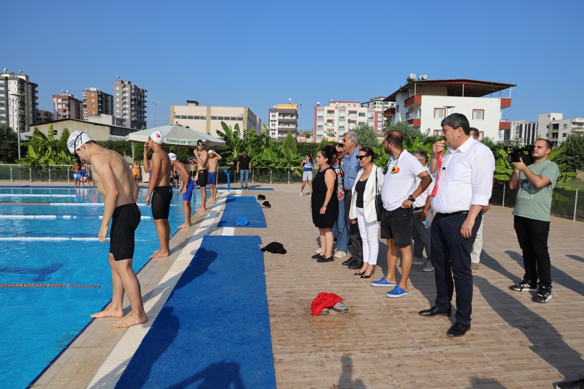 BAŞKAN YILDIZ, YÜZME KURSUNA KATILAN GENÇLERE SERTİFİKALARINI VERDİ