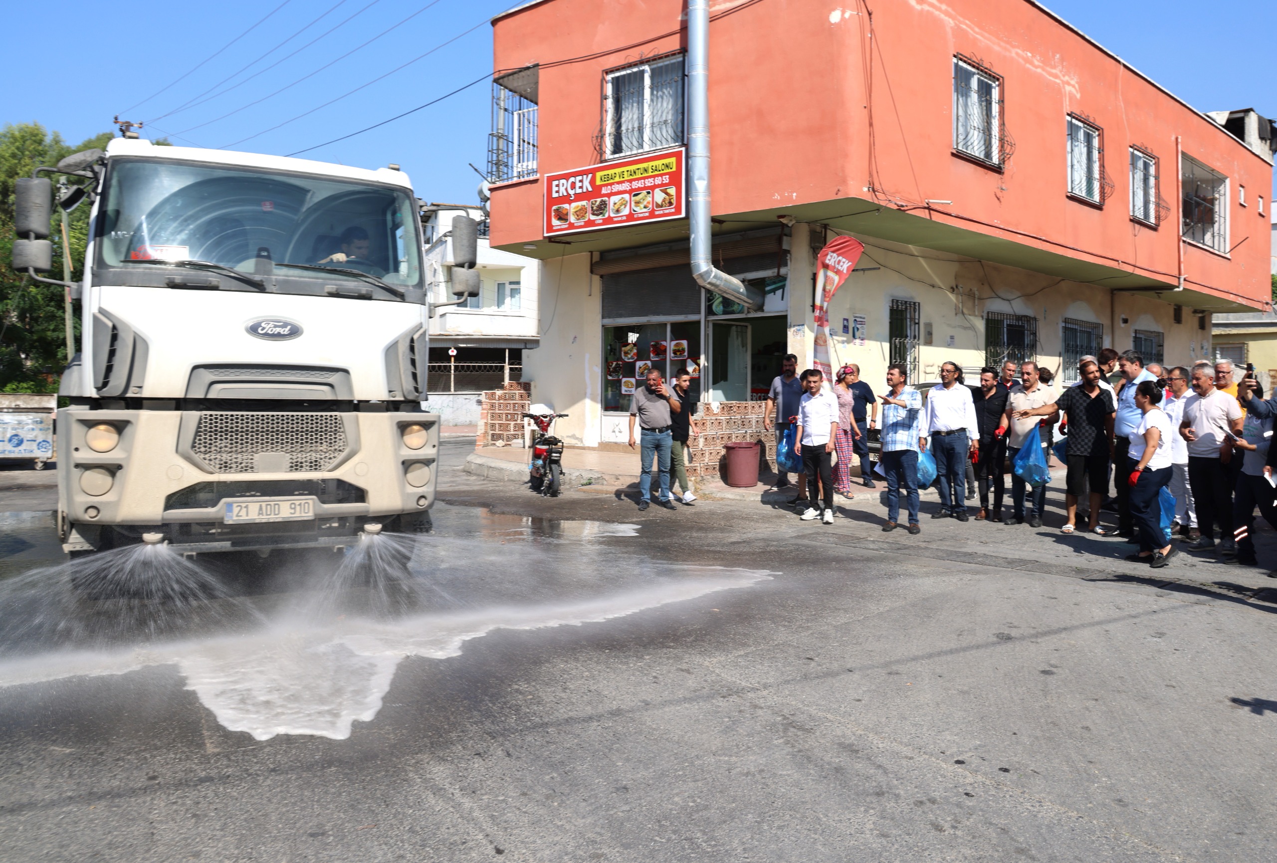 Belediyenin gelirine el konuldu,  başkan ve meclis üyeleri temizlik için sahaya indi