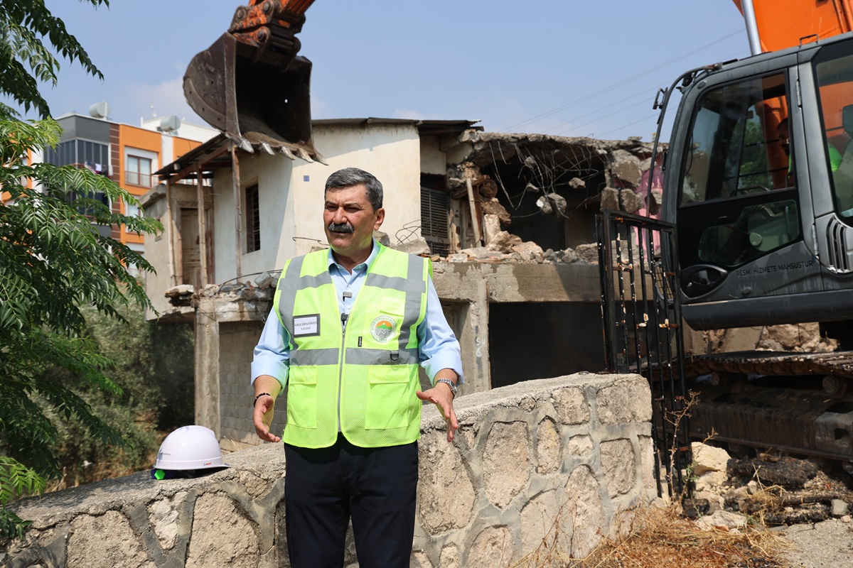 TOROSLAR’DA TEHLİKE OLUŞTURAN METRUK BİNALAR TEK TEK YIKILIYOR - Görsel 7