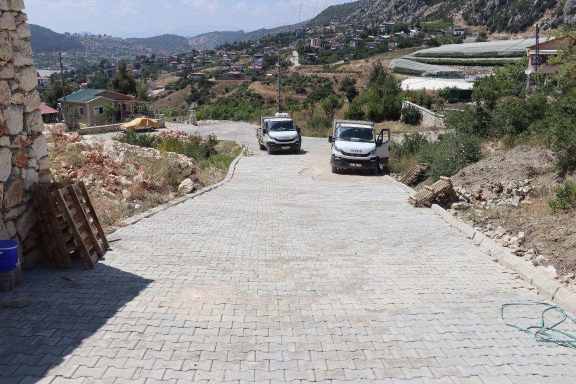 TOROSLAR BELEDİYESİNİN YOL YAPIM VE ÇEVRE DÜZENLEME ÇALIŞMALARI DEVAM EDİYOR