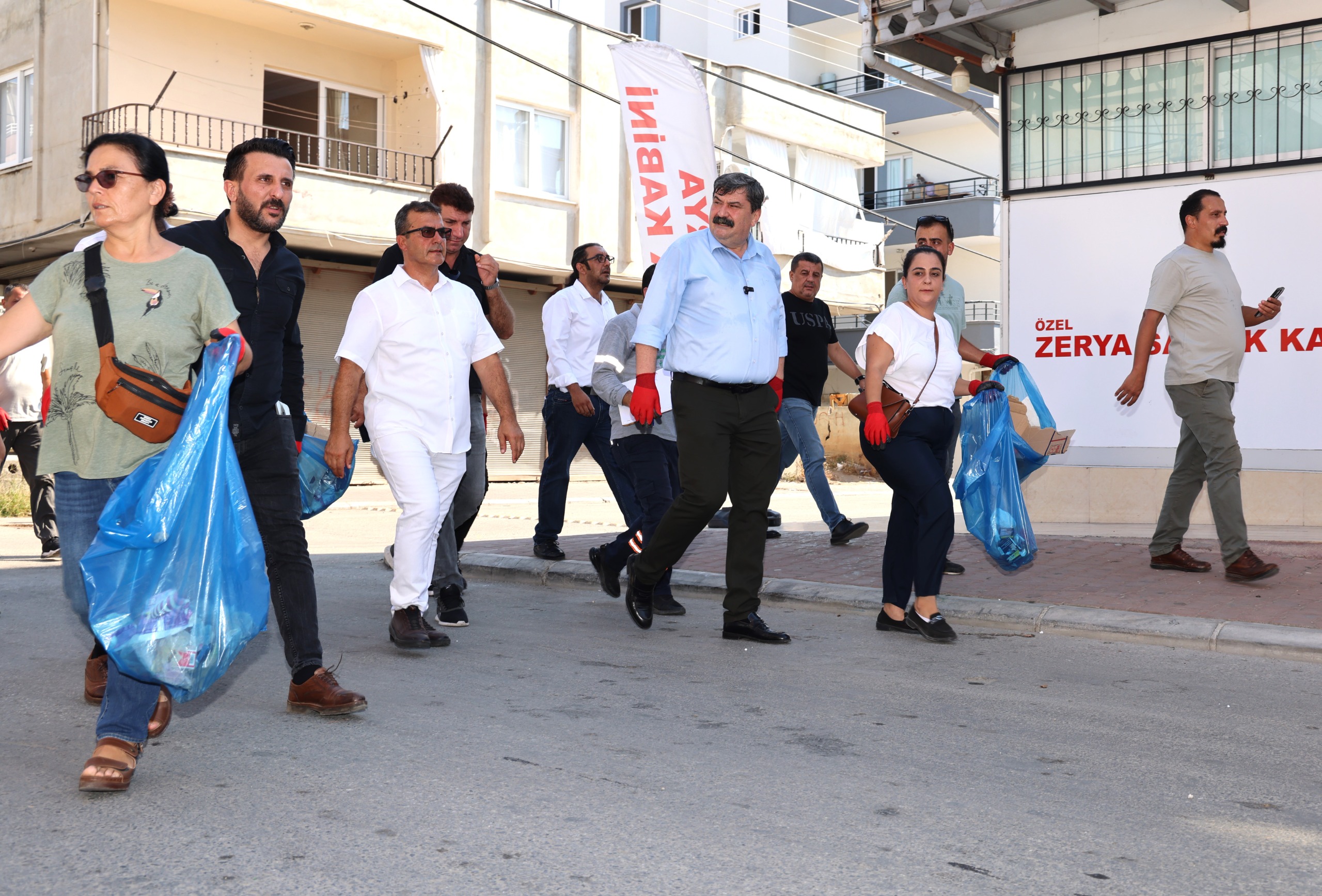 Belediyenin gelirine el konuldu,  başkan ve meclis üyeleri temizlik için sahaya indi