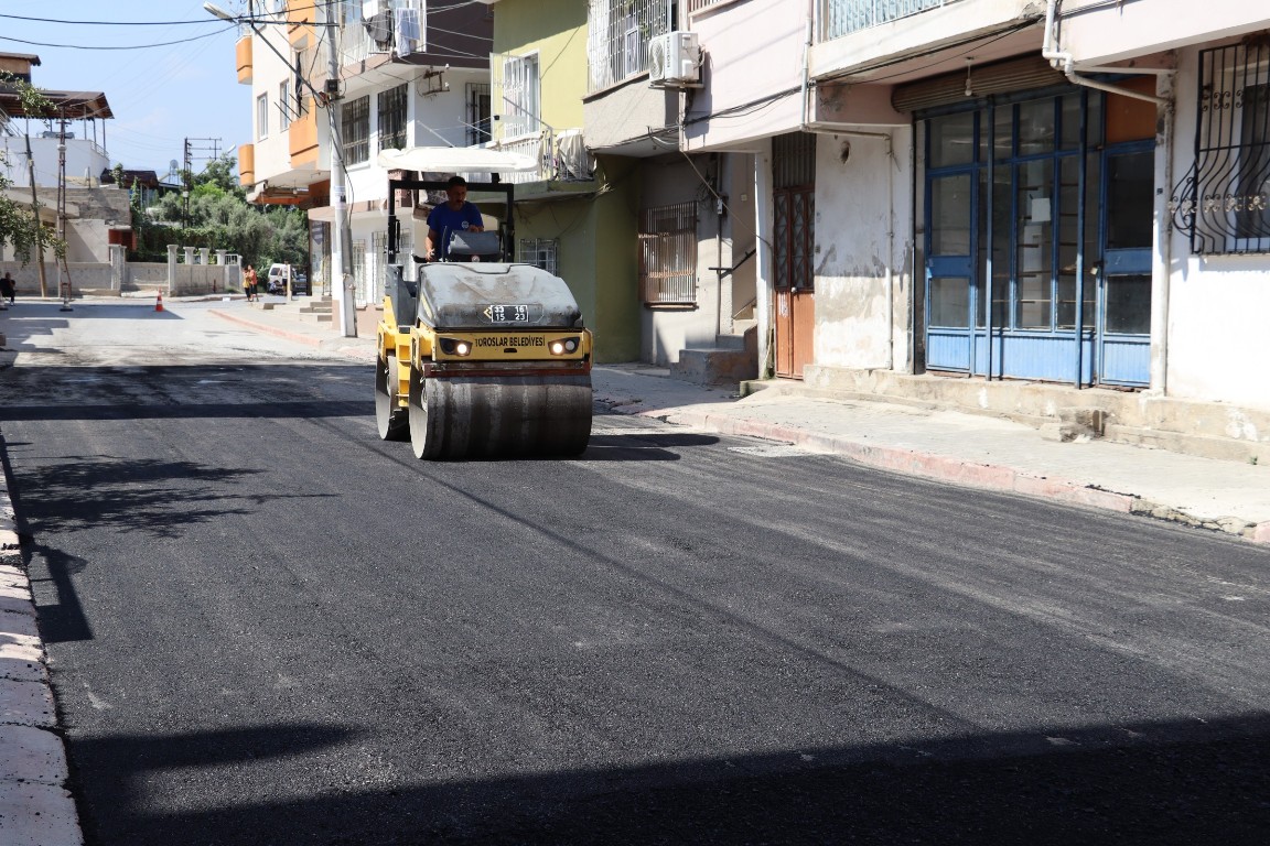 ALSANCAK MAHALLESİNDE SICAK ASFALT İLE KAPLANAN YOL YENİLENDİ