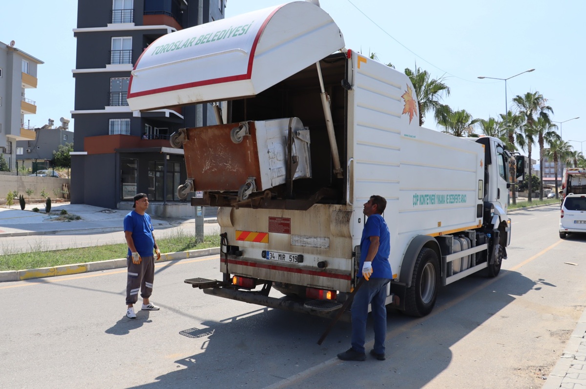 TOROSLAR’DA ÇÖP KONTEYNERLERİ YIKANIP DEZENFEKTE EDİLİYOR - Görsel 2