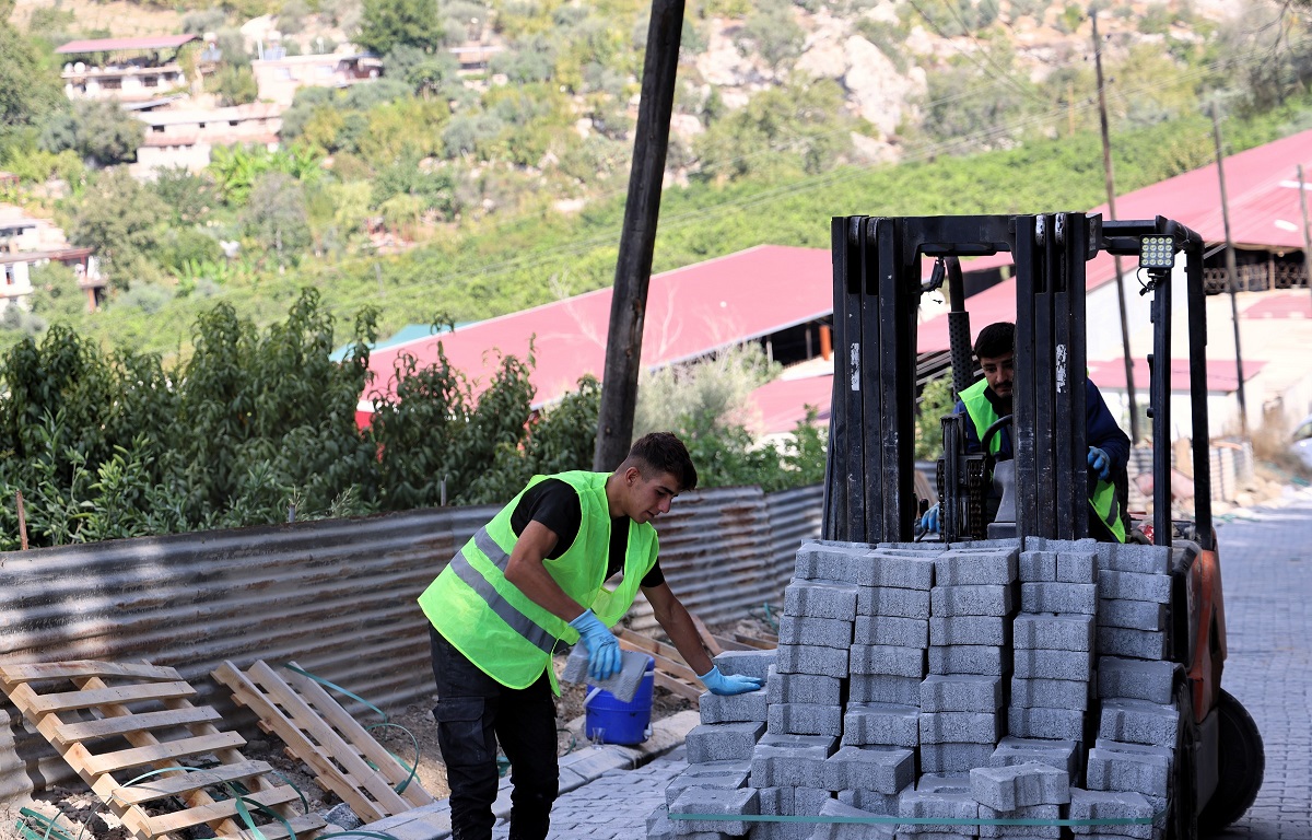 TOROSLAR’DA YOLLAR YENİLENİYOR, ULAŞIM RAHATLIYOR
