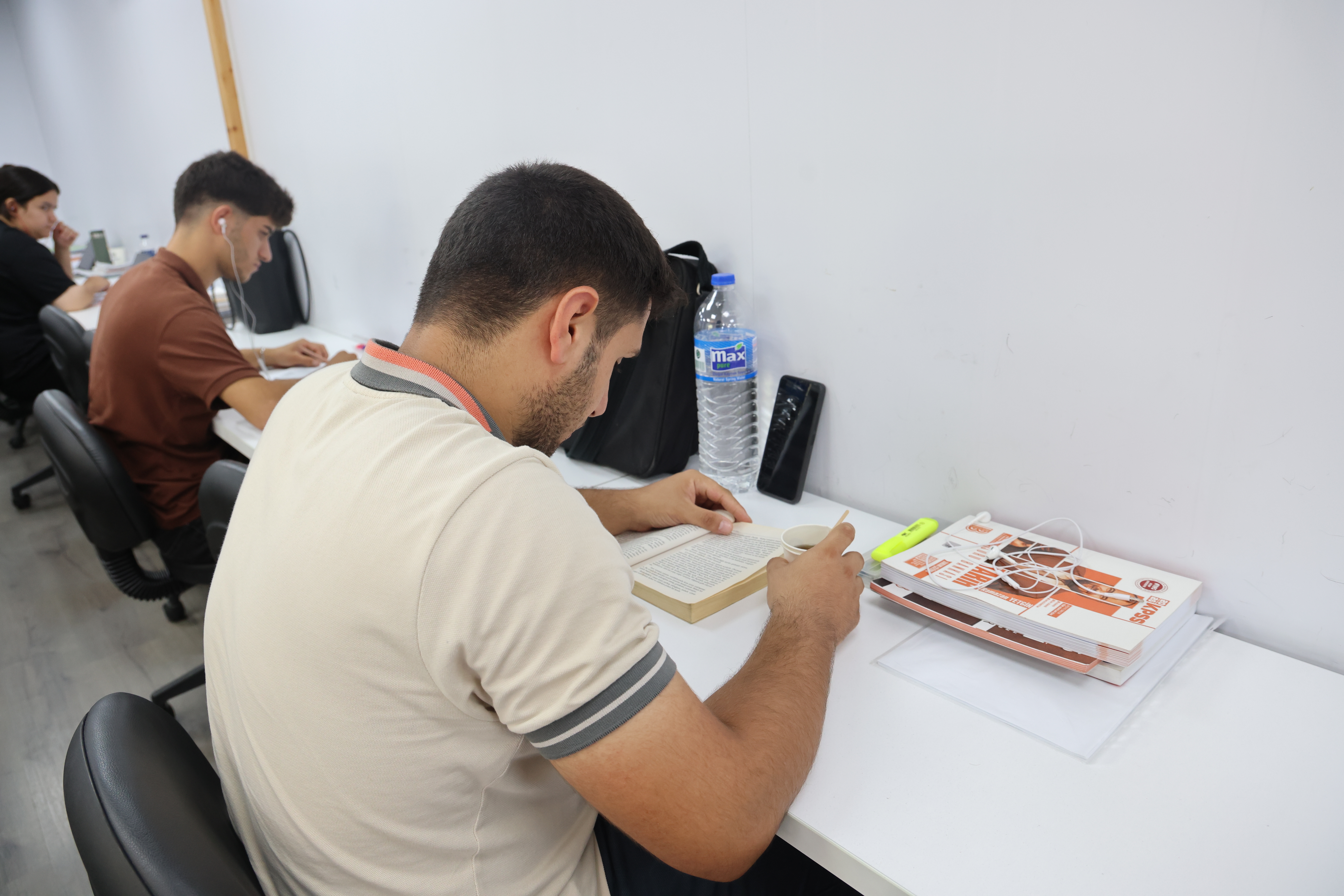 TOROSLAR BELEDİYESİ YAZ DÖNEMİNDE DE GENÇLERİN EĞİTİM YOLCULUĞUNA DESTEK OLUYOR - Görsel 3