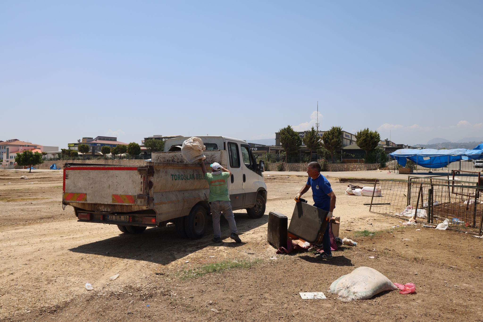 TOROSLAR’IN KURBAN SATIŞ ALANI TERTEMİZ OLDU