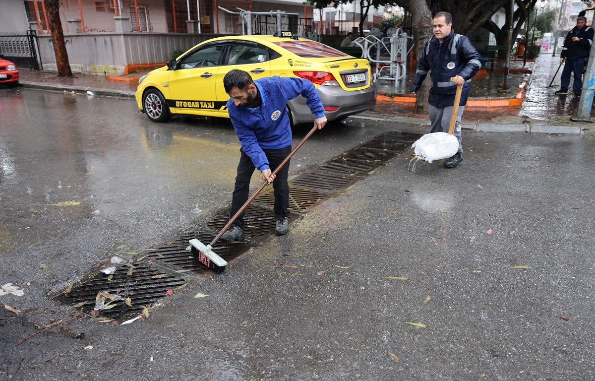 TOROSLAR BELEDİYESİ ŞİDDETLİ YAĞIŞLARA KARŞI SAHADA: MAZGALLAR TEK TEK TEMİZLENİYOR
