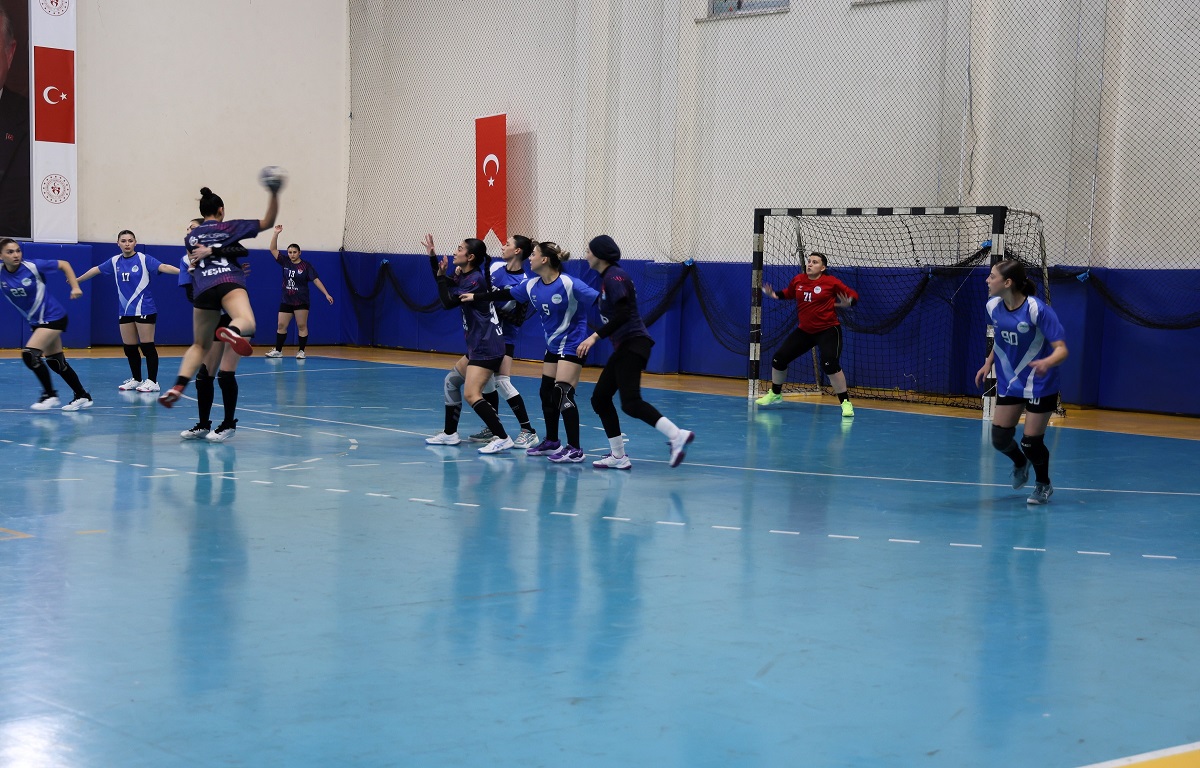 TOROSLAR’IN MELEKLERİ ZİRVEDE: KADIN HENTBOL TAKIMI PLAY-OFF’A YÜKSELDİ