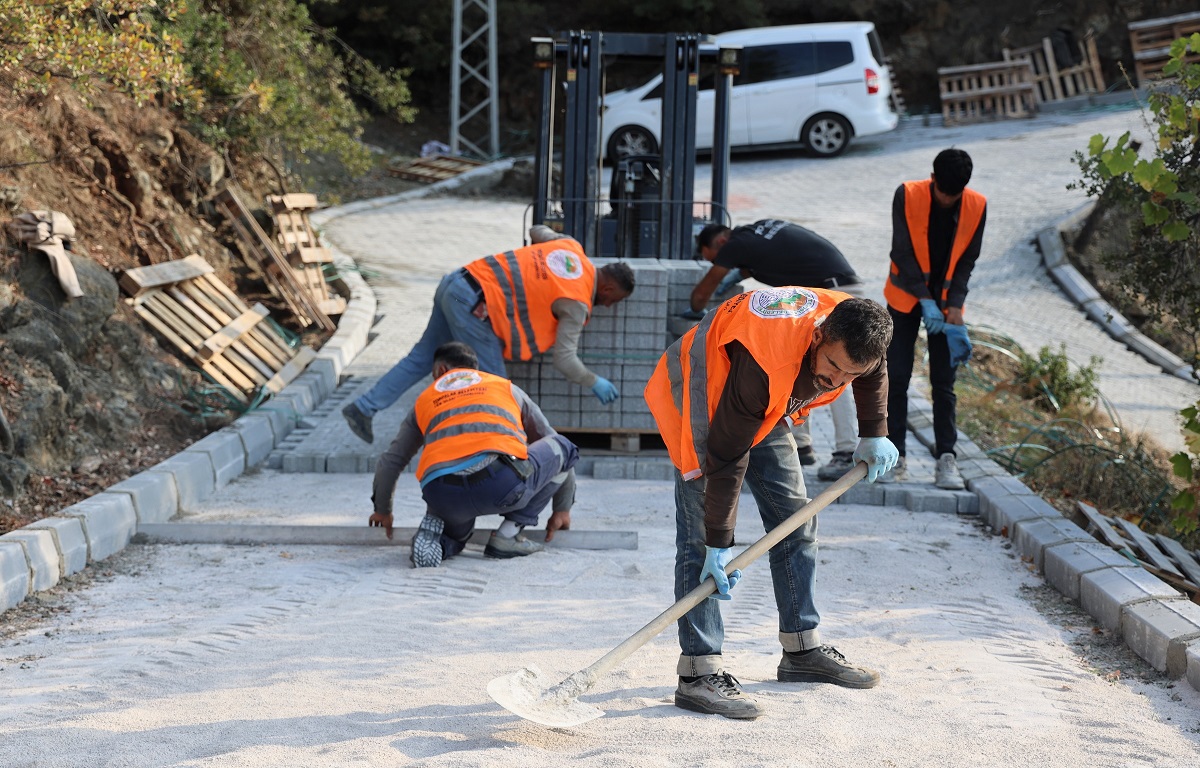 TOROSLAR BELEDİYESİ, YOL VE KALDIRIM ÇALIŞMALARINDA HIZ KESMİYOR