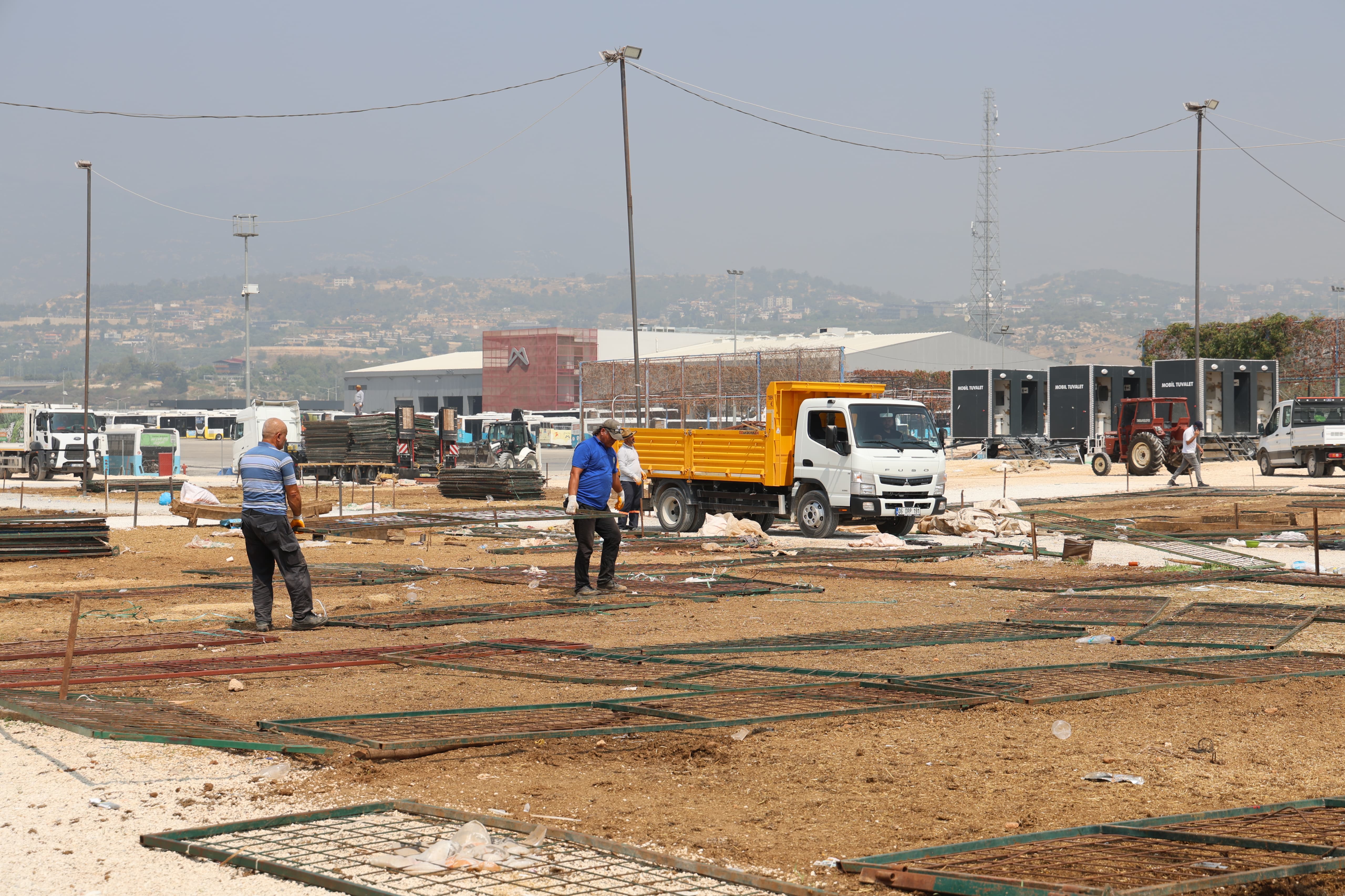 TOROSLAR’DA KURBAN SATIŞ ALANI TEMİZLENDİ