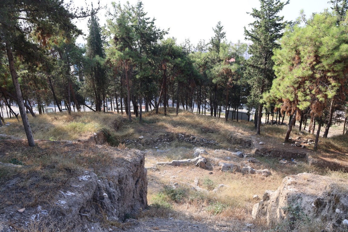 BAŞKAN YILDIZ, 9 BİN YILLIK GEÇMİŞE SAHİP YUMUKTEPE HÖYÜĞÜ’NDE YAPILAN KAZI ÇALIŞMALARINI İNCELEDİ