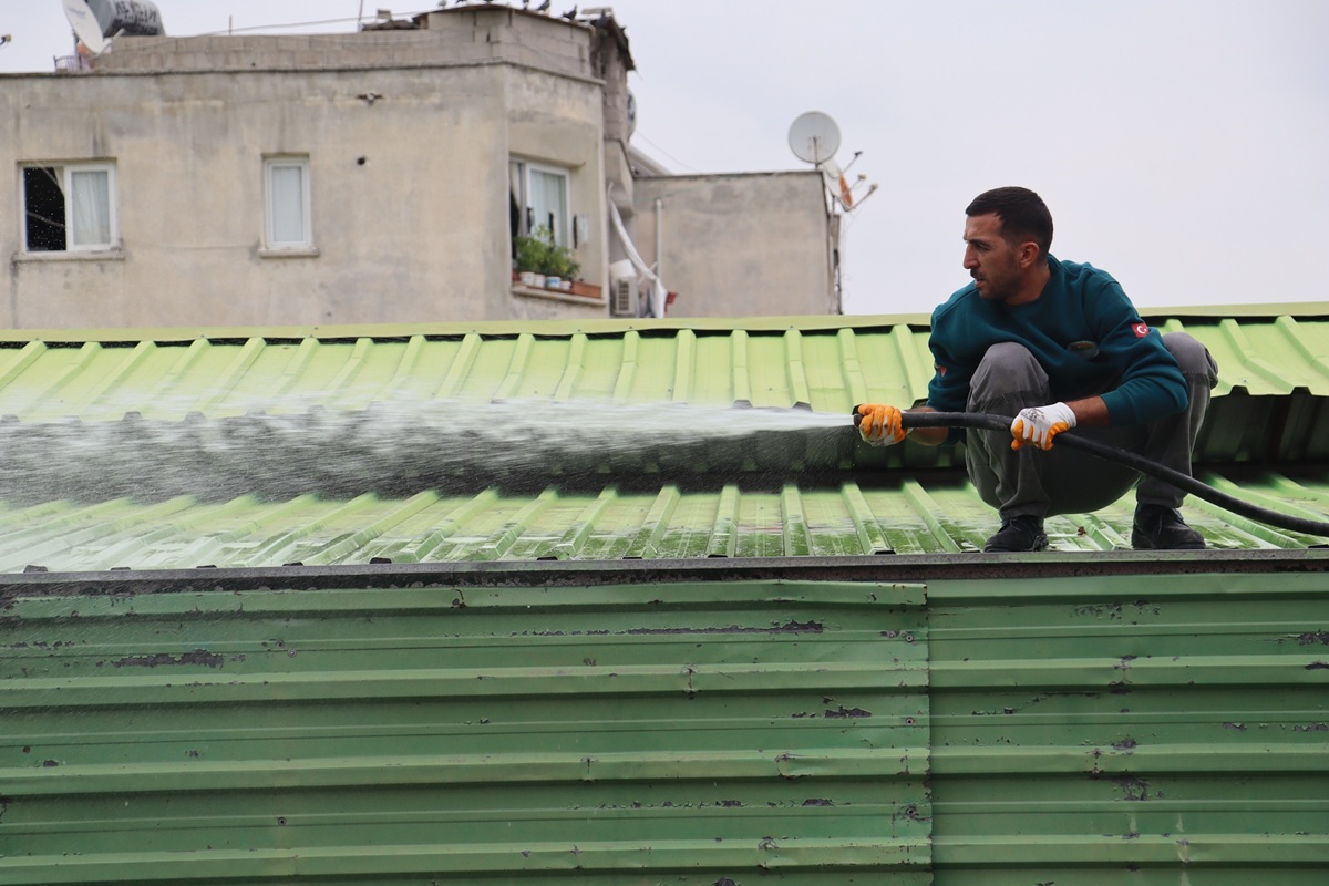 TOROSLAR’DA BELEDİYE EKİPLERİ, BU KEZ ÇÖPLERİ ÇATILARDAN TOPLUYOR - Görsel 8