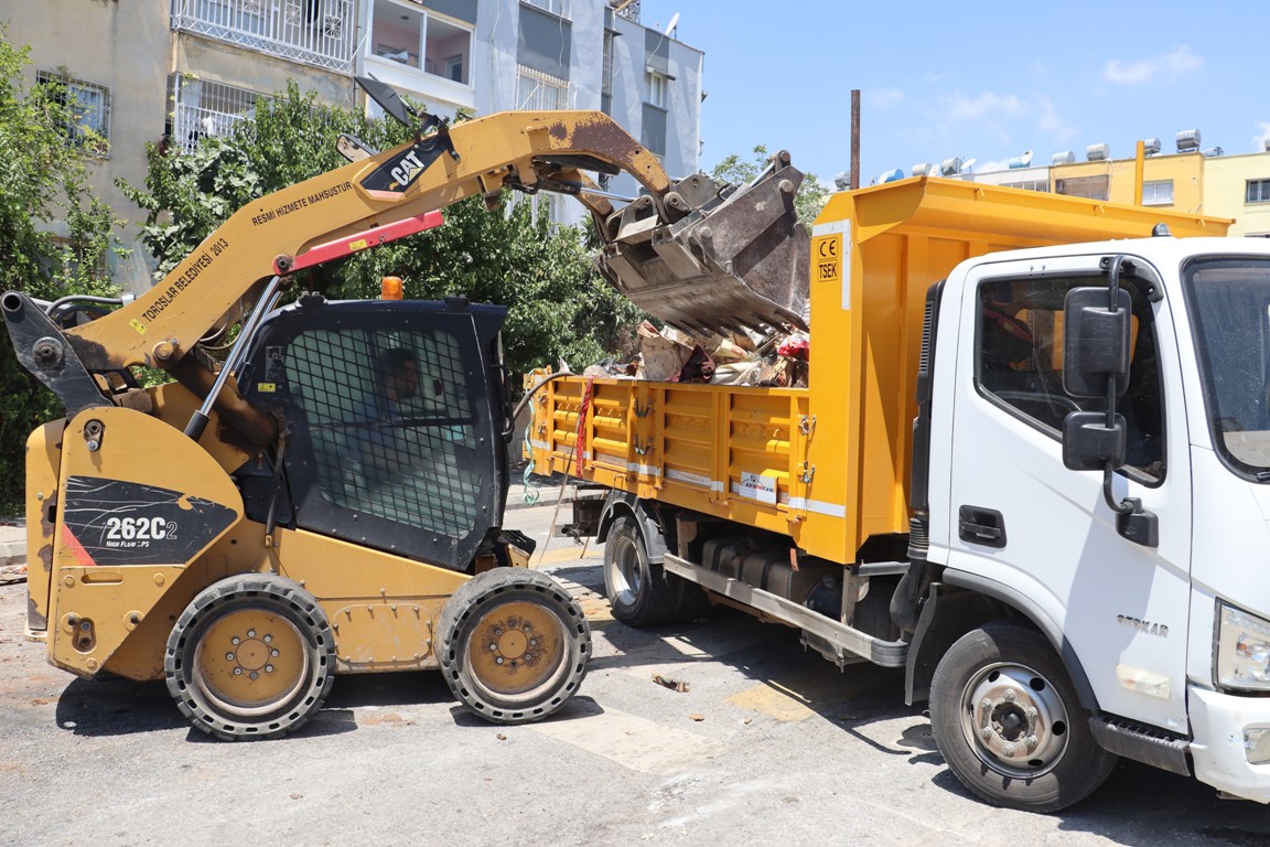 TOROSLAR BELEDİYESİ, ÇÖP EVDEN 7 KAMYON ATIK ÇIKARDI