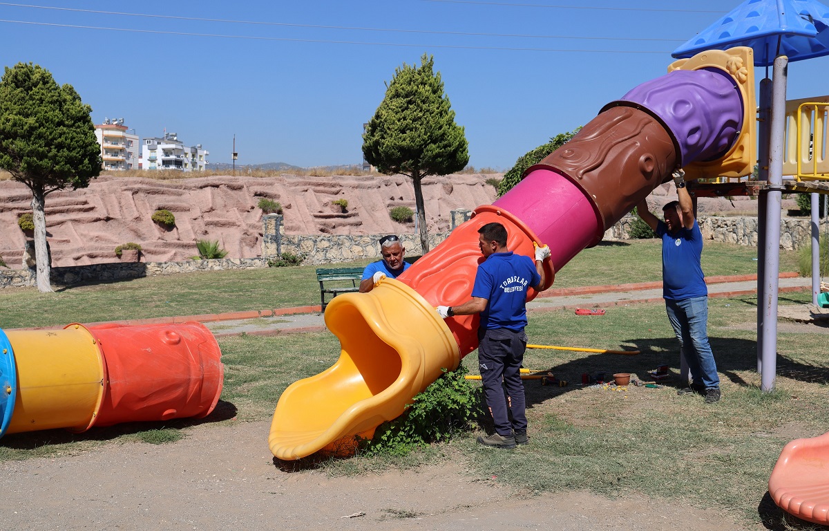 TOROSLAR BELEDİYESİ, KENT MOBİLYALARINI VE OYUN GRUPLARINI YENİLİYOR