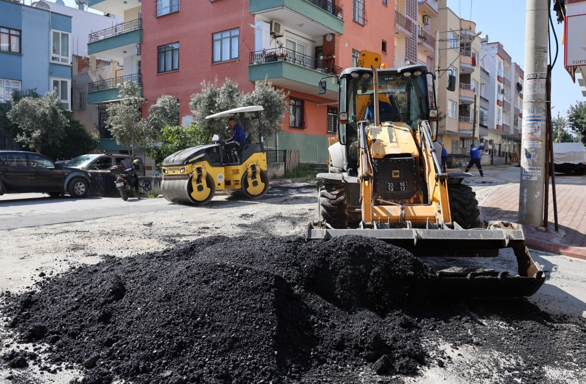 TOROSLAR’DA ASFALT BAKIM VE YENİLEME ÇALIŞMALARI SÜRÜYOR