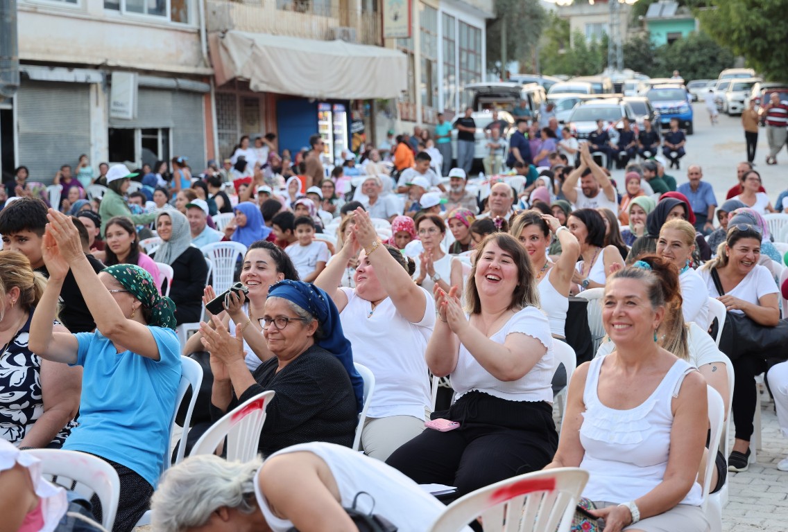 Toroslar Belediyesinin düzenlediği Üzüm Hasat Etkinliğinde renkli görüntüler vardı