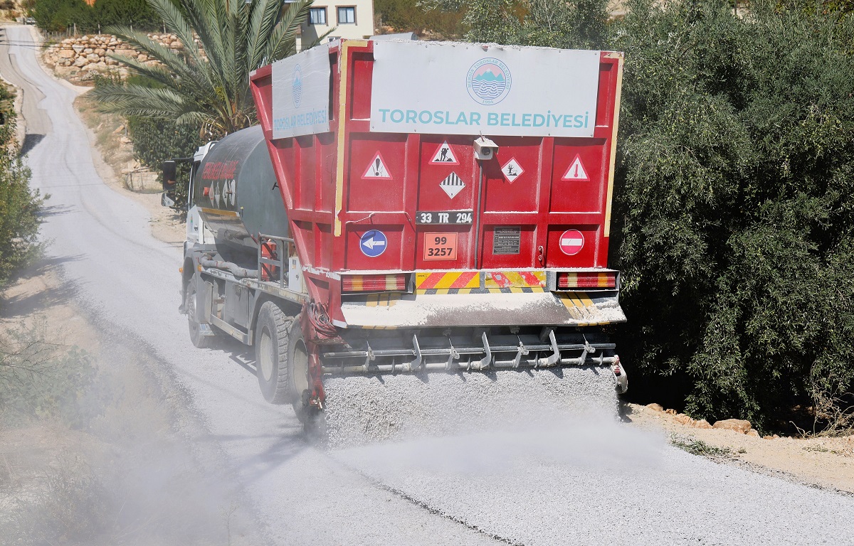 TOROSLAR’DA YOLLAR YENİLENİYOR, ULAŞIM RAHATLIYOR