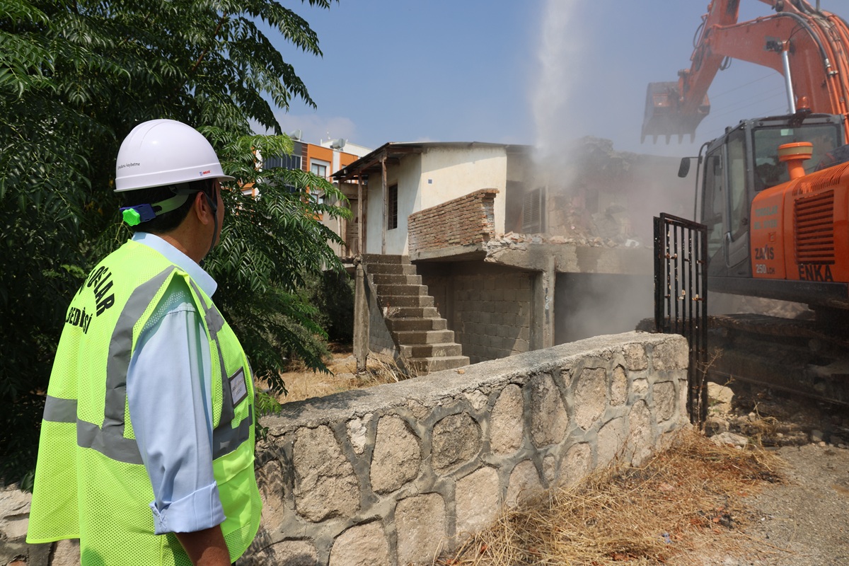 TOROSLAR’DA TEHLİKE OLUŞTURAN METRUK BİNALAR TEK TEK YIKILIYOR - Görsel 5