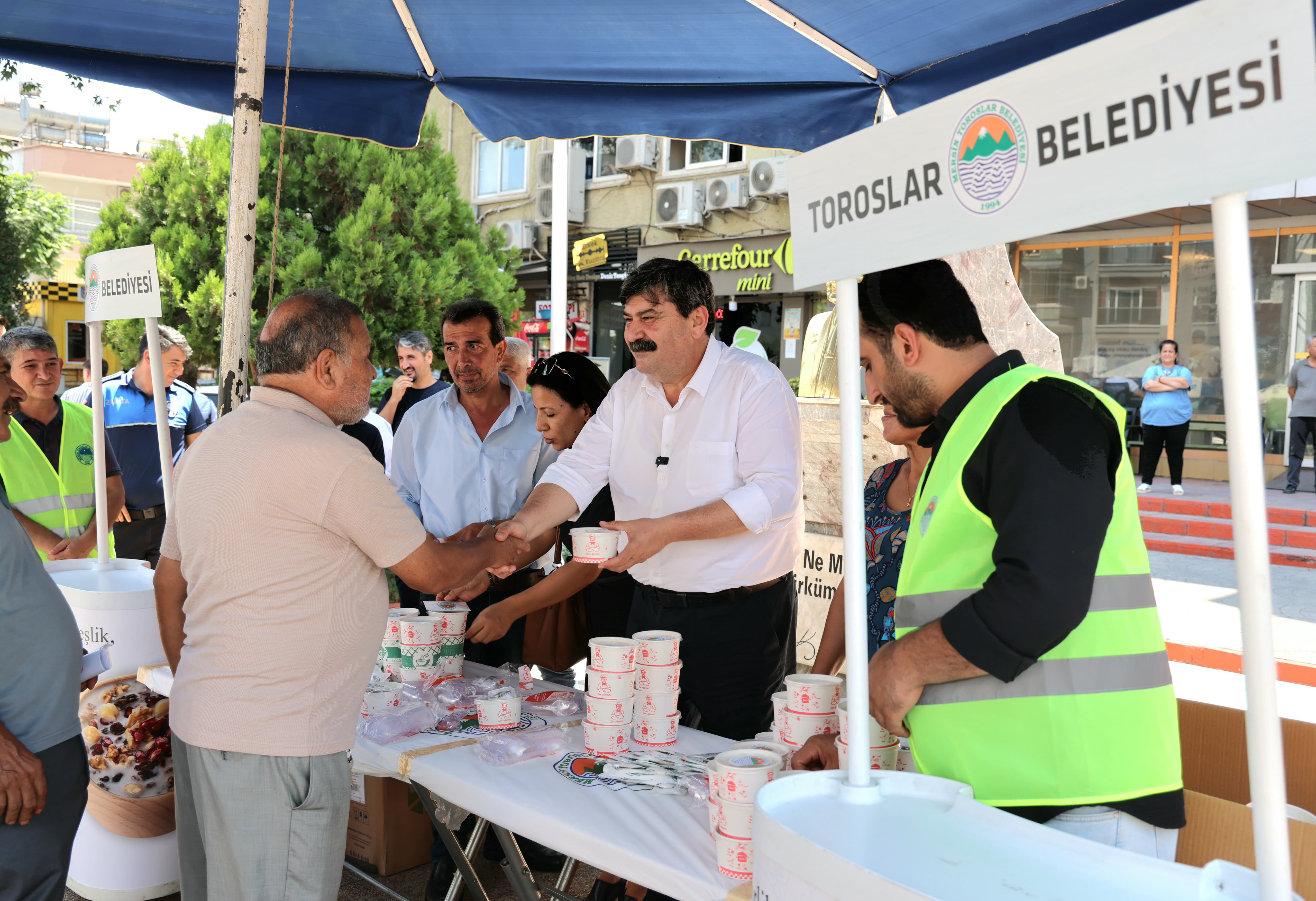 BAŞKAN YILDIZ, VATANDAŞLARA AŞURE İKRAM ETTİ