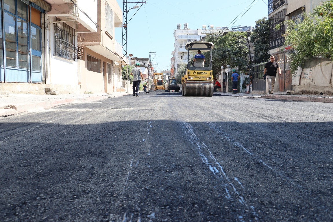 ALSANCAK MAHALLESİNDE SICAK ASFALT İLE KAPLANAN YOL YENİLENDİ