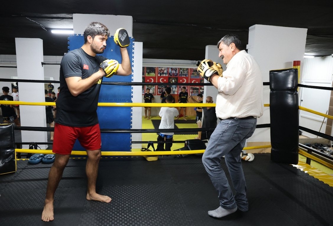 BAŞKAN YILDIZ, MUAY THAİ SPORCULARIYLA BULUŞTU