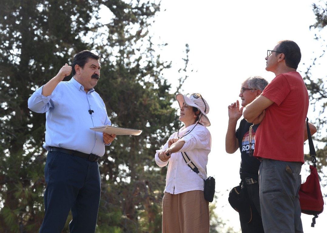 BAŞKAN YILDIZ, 9 BİN YILLIK GEÇMİŞE SAHİP YUMUKTEPE HÖYÜĞÜ’NDE YAPILAN KAZI ÇALIŞMALARINI İNCELEDİ