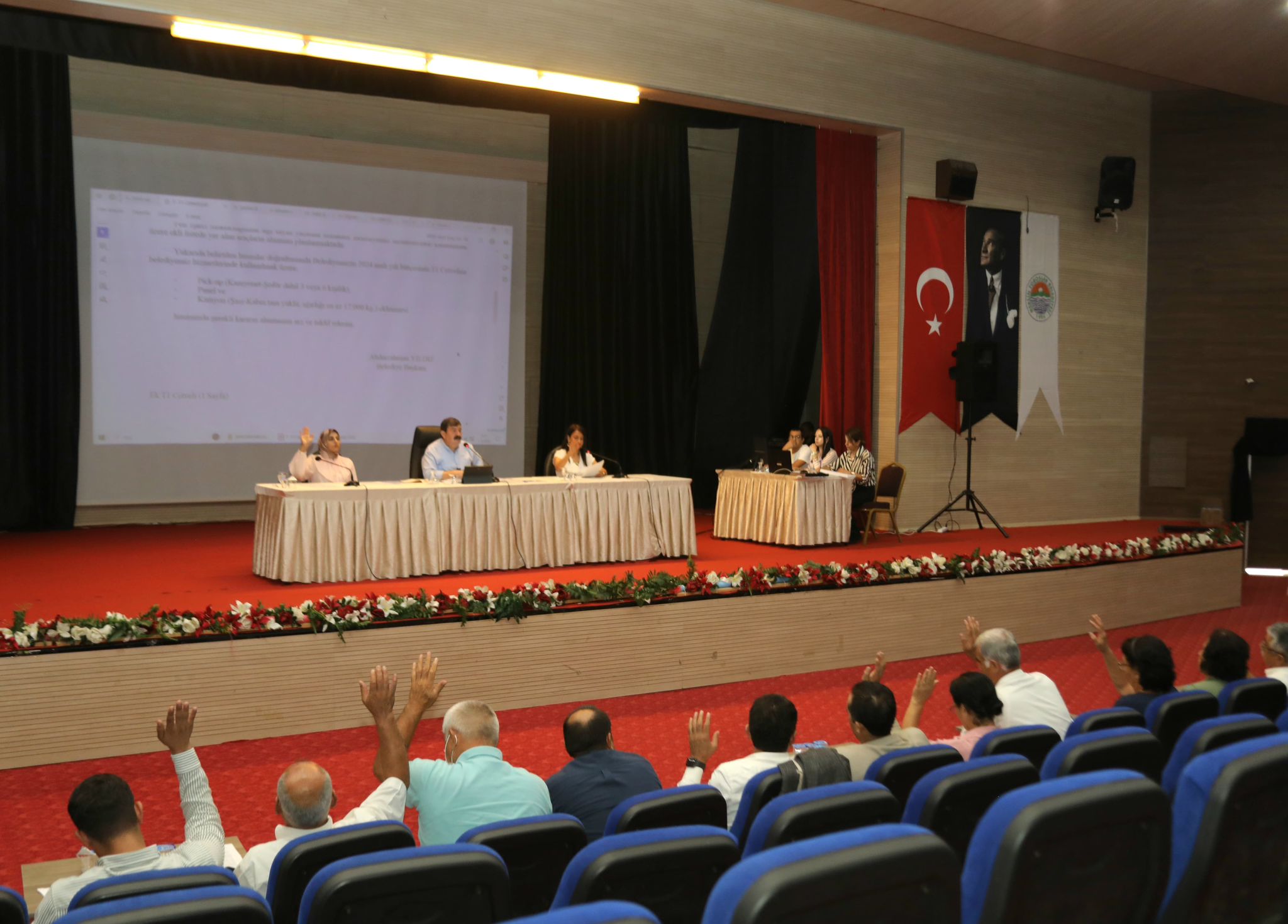 TOROSLAR’A OKUMA SALONU VE EMEKLİ EVİ GELİYOR