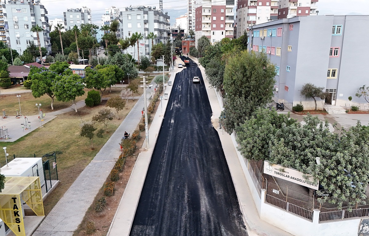 AKBELEN MAHALLESİ’NDE SICAK ASFALT ÇALIŞMASI TAMAMLANDI