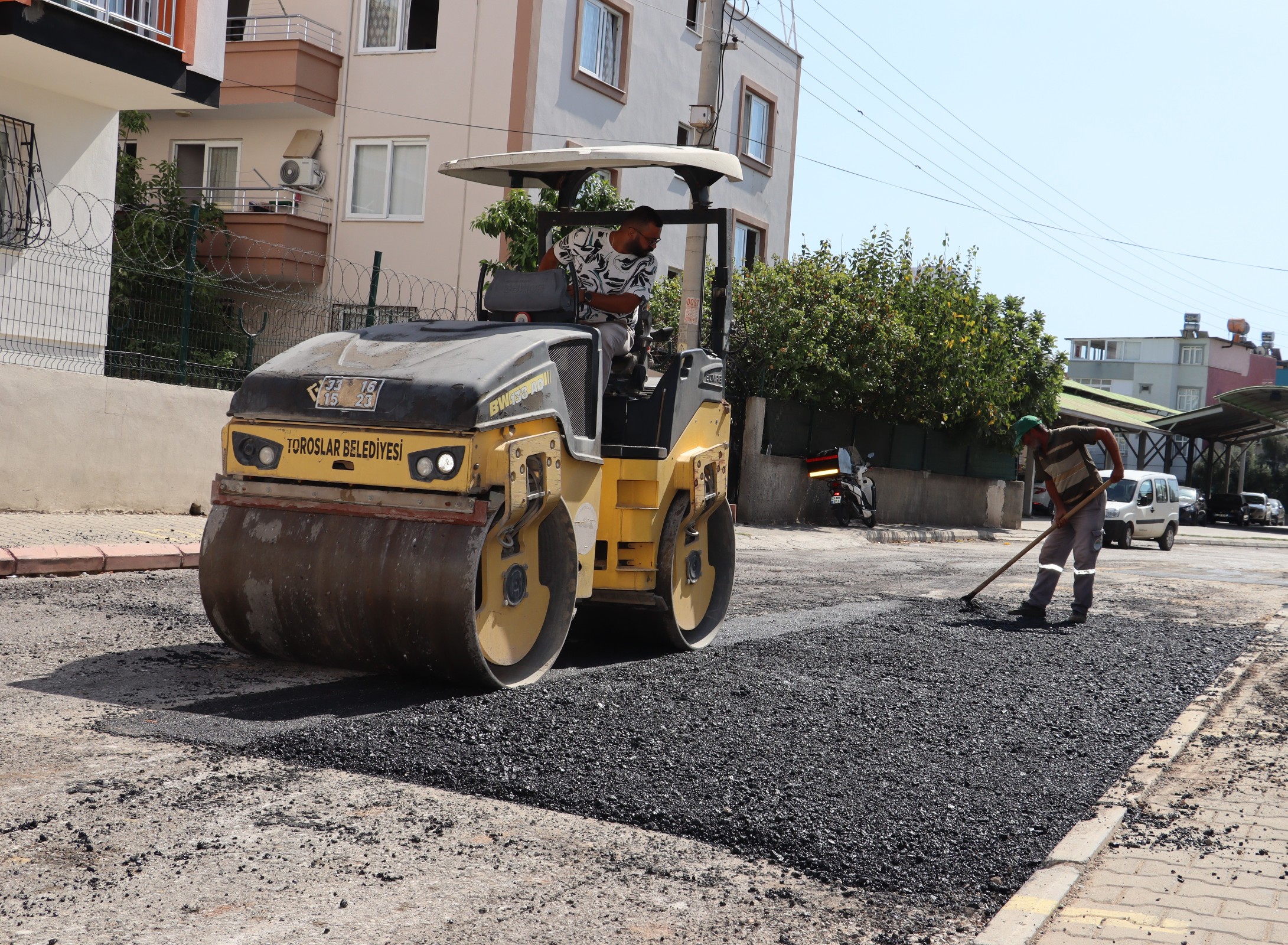 TOROSLAR’DA YOL YENİLEME ÇALIŞMALARI SÜRÜYOR