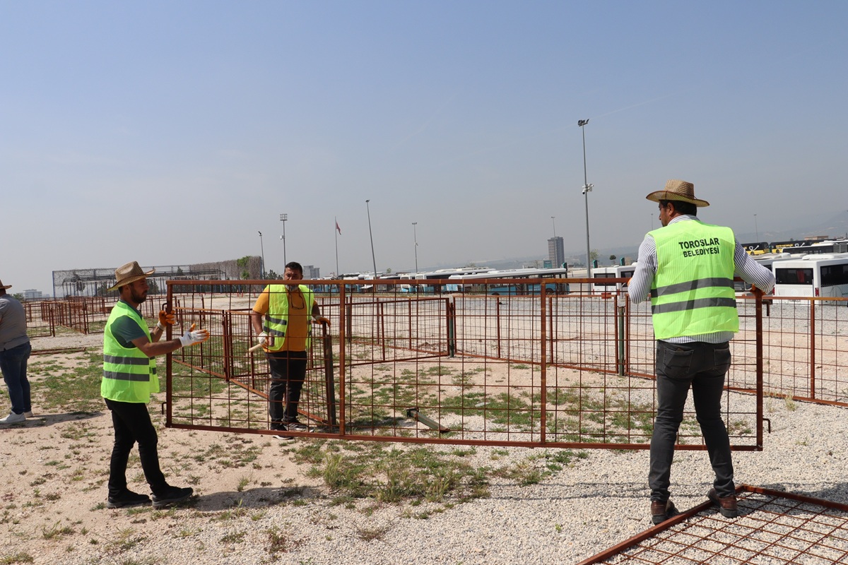 MERSİN’İN EN BÜYÜK KURBAN SATIŞ ALANLARINDAN BİRİ TOROSLAR’DA HİZMETE HAZIRLANIYOR