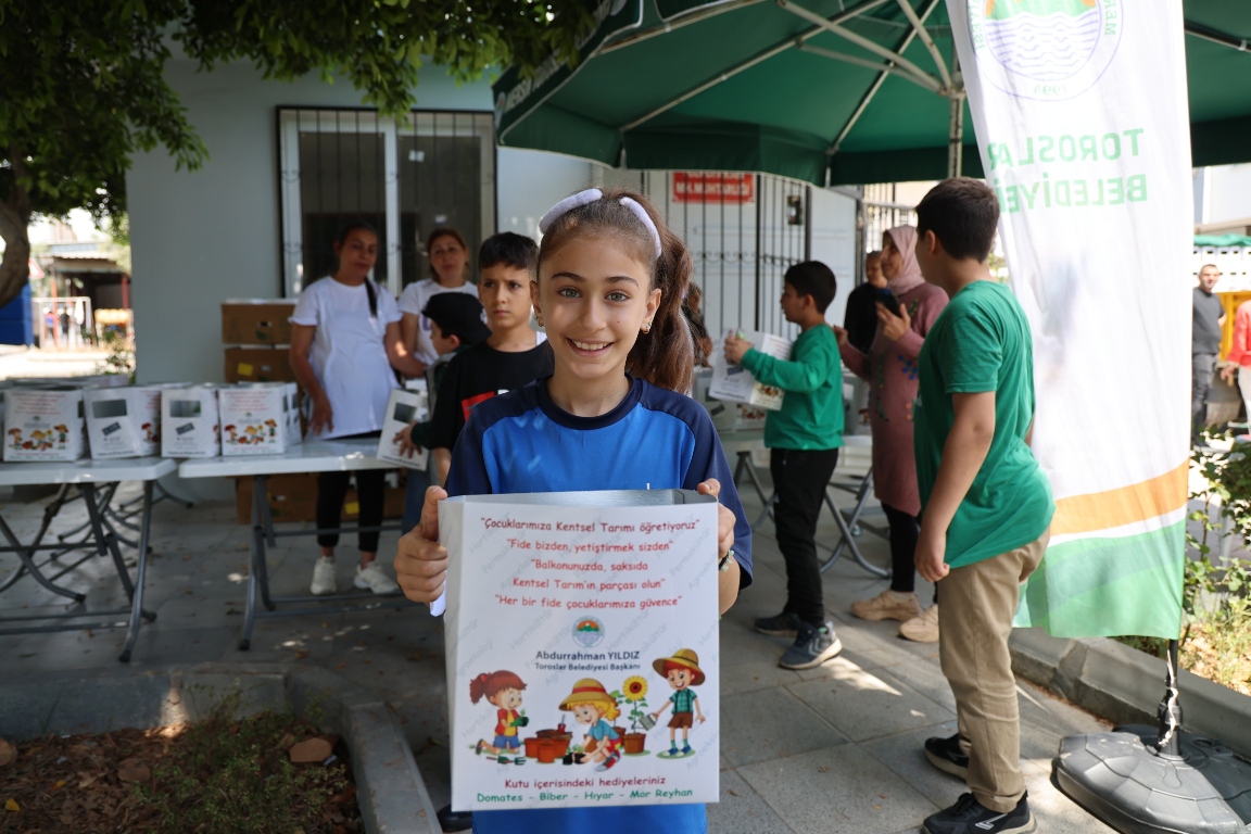 TOROSLAR BELEDİYESİ ÇOCUKLARA BİNLERCE FİDE DAĞITTI