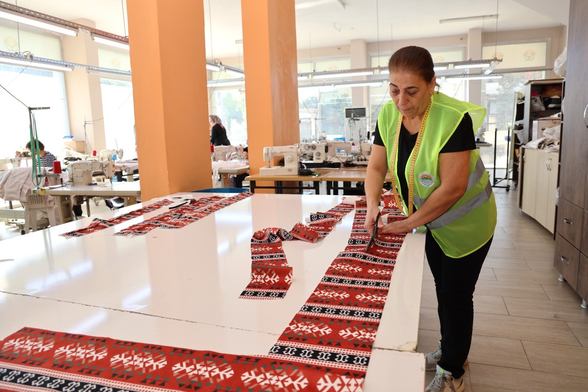 TOROSLAR’DA İHTİYAÇLAR BELEDİYE ATÖLYELERİNDE ÜRETİLİYOR